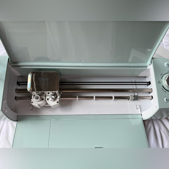 COPY - Cricut Explore Air 2 - Picture 3 of 5